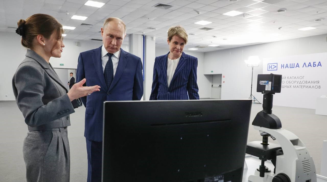 Владимиру Путину показали передовое отечественное научное оборудование, производимое компанией-резидентом ИНТЦ «Сириус»