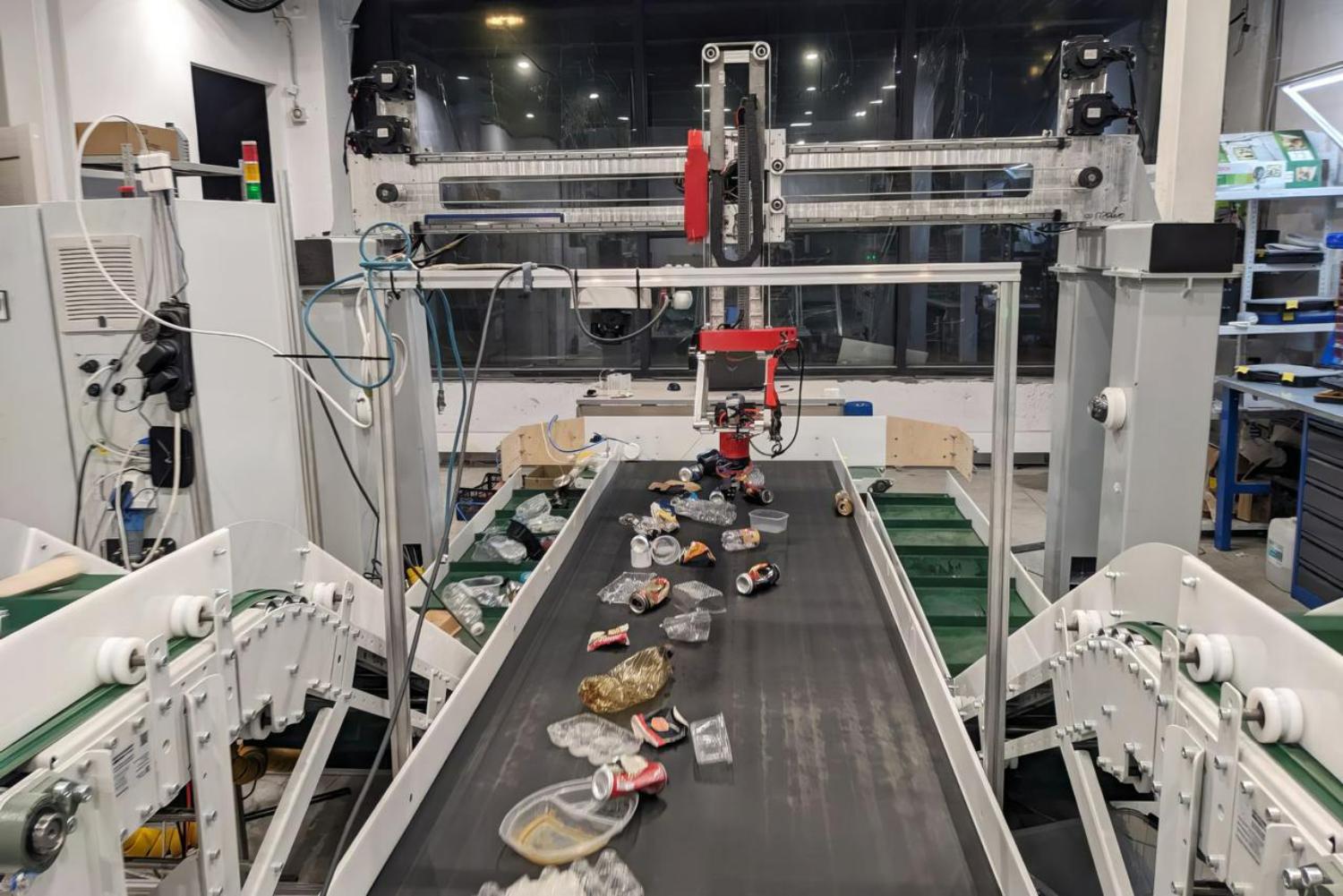 Резидент Сириуса создал робота для сортировки мусора с системой распознавания предметов