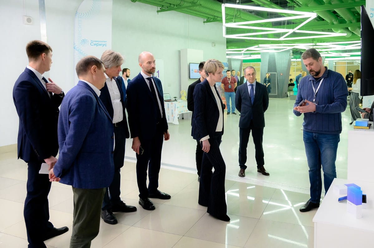 Экспресс-анализатор и беспроводная зарядка: резиденты ИНТЦ «Сириус» впервые представили свои проекты