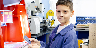 Школьники Сириуса осваивают лазерные технологии на уникальном оборудовании